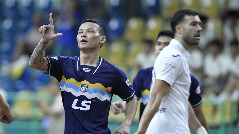 Trần Thái Huy của Thái Sơn Nam TPHCM ăn mừng bàn thắng vào lưới Anderlecht. ẢNH: DŨNG PHƯƠNG 