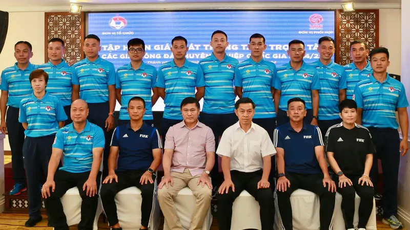 Phó Chủ tịch VFF Trần Anh Tú (áo hồng) đại diện lãnh đạo VFF tham dự lớp tập huấn giám sát trọng tài, trọng tài và trợ lý trọng tài chuyên nghiệp tại phía Nam. ẢNH: ANH TRẦN 