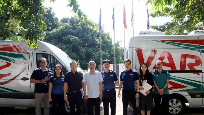 Đại diện lãnh đạo VFF, VPF và đơn vị đối tác trong buổi lễ nhận bàn giao 2 xe VAR. 