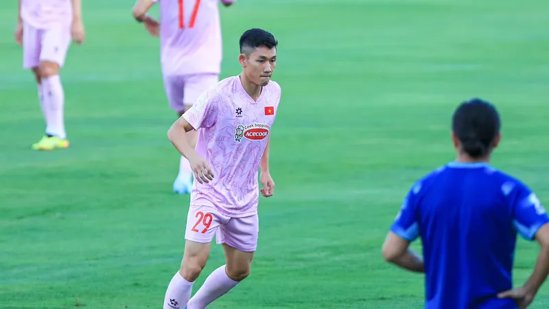 Tiền vệ Hai Long là tân binh của HLV Kim Sang-sik ở đợt hội quân cùng đội tuyển Việt Nam thuộc FIFA Days tháng 9. ẢNH: HNFC