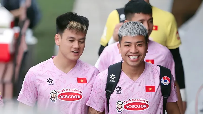 Đinh Thanh Bình (phải) được kỳ vọng bùng nổ dưới thời HLV Kim Sang-sik. 