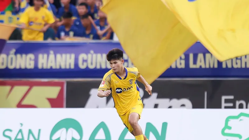 "Em út" Lê Đình Long Vũ của SLNA được thi đấu nhiều tại V-League 2023-2024. 