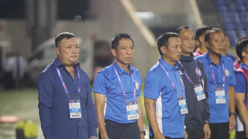 Giám đốc Kỹ thuật Trương Việt Hoàng và HLV Đào Quang Hùng đối diện với những khó khăn khi trở lại với V-League. 