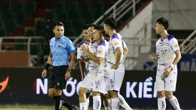 Văn Quyết cân bằng kỷ lục ghi 116 bàn thắng tại V-League của Lê Công Vinh. ẢNH: DŨNG PHƯƠNG 
