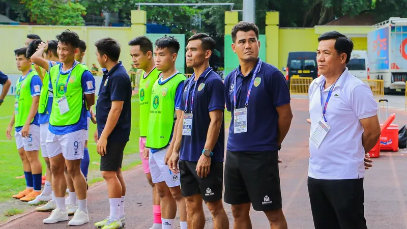 Giám đốc kỹ thuật Nguyễn Minh Dũng (áo trắng) và HLV Phan Thanh Bình của Đồng Tháp. 