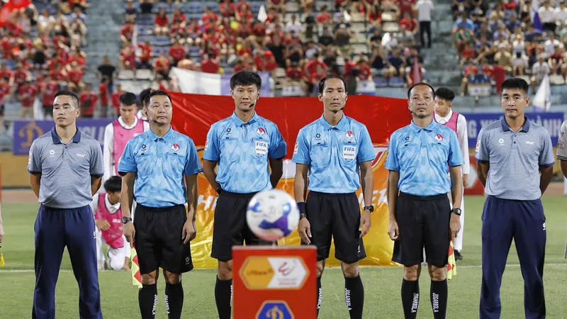Trọng tài FIFA Lê Vũ Linh (thứ ba, bên phải sang) bị đình chỉ làm nhiệm vụ từ vòng 4 V-Leage 2024-2025. 