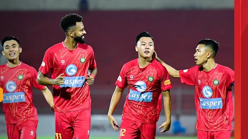 Tiền vệ Nguyễn Thái Sơn (số 12) ghi bàn trước khi hội quân cùng đội tuyển Việt Nam. 