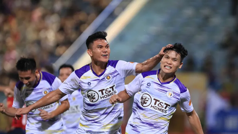 Tuấn Hải (Hà Nội FC) ăn mừng đầy cảm xúc khi ghi bàn thắng vào lưới CAHN ở phút 90+14. ẢNH: VPF 