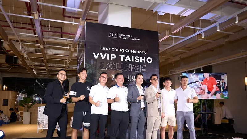 Bác sĩ Trần Huy Thọ cùng 2 tuyển thủ Ngọc Hải và Hồng Duy tại lễ ký kết hỗ trợ cho VĐV nhà nghề lẫn ngoài chuyên nghiệp. 