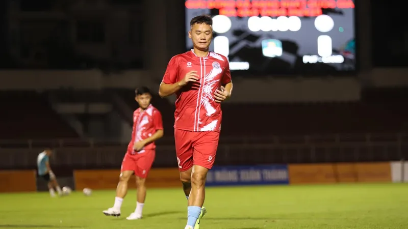 Cầu thủ Nguyễn Xuân Nam cấm thi đấu 4 trận kế tiếp vì tham gia ẩu đả với Vũ Văn Sơn (Trẻ TPHCM). 