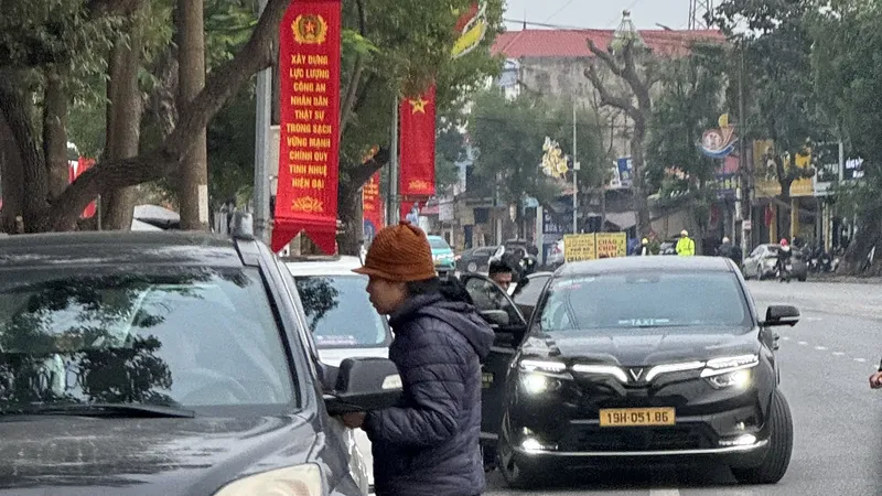 Một người lớn tuổi chào bán vé trận Việt Nam - Indonesia trước cổng sân Phú Thọ. ẢNH: TÂM HÀ 