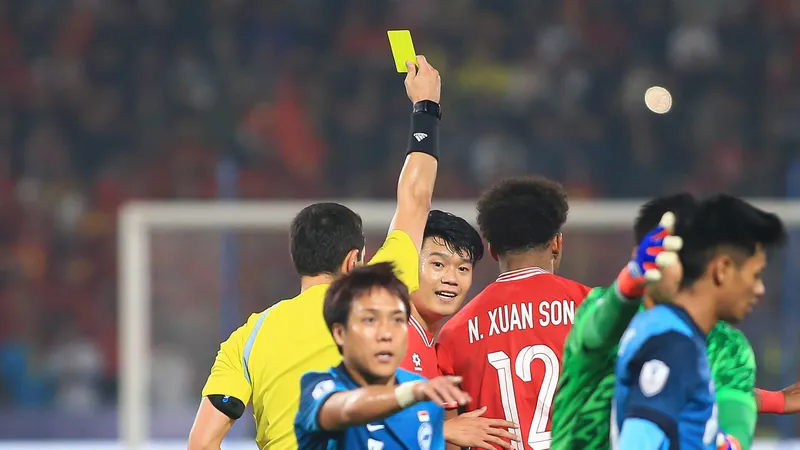 Nguyễn Xuân Son nhận thẻ vàng ở trận bán kết lượt về ASEAN Cup 2024. ẢNH: TÂM HÀ 
