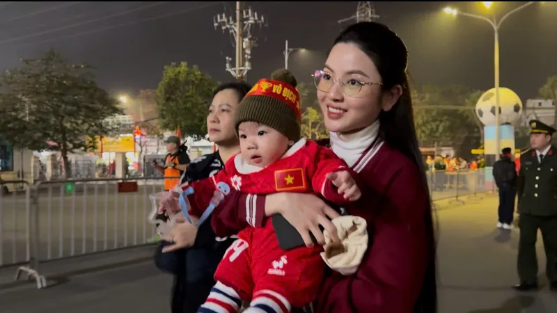 Chị Chu Thanh Huyền, vợ của tiền vệ Nguyễn Quang Hải, cùng con trai đến sân Việt Trì cổ vũ cho đội tuyển Việt Nam. 