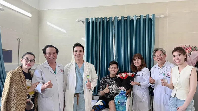Tuyển thủ Hồ Tấn Tài xuất viện sau khi phẫu thuật thành công dây chằng chéo trước. 
