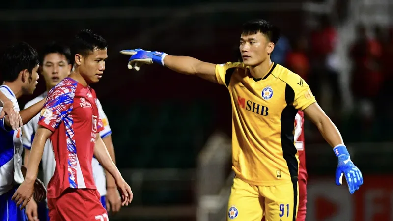 Thủ môn Bùi Tiến Dũng không thể giúp Đà Nẵng tránh thất bại. ẢNH: DŨNG PHƯƠNG 