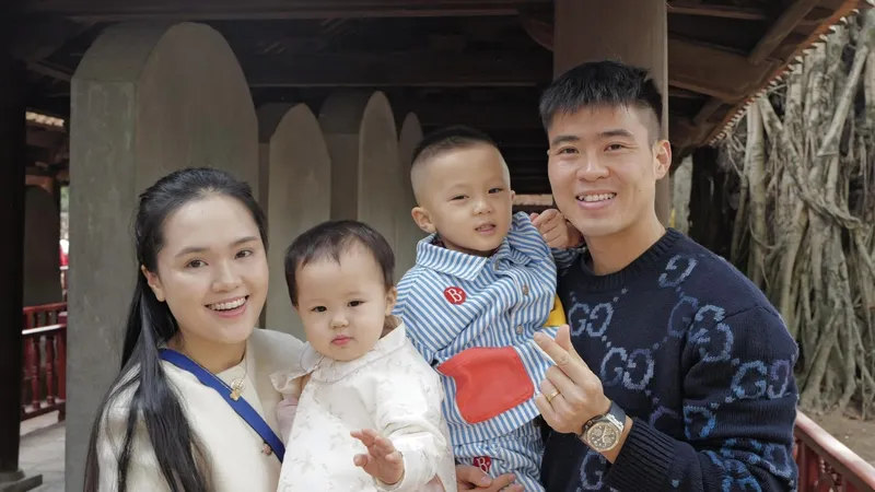Gia đình của thủ quân đội tuyển Việt Nam Đỗ Duy Mạnh du Xuân tại Văn Miếu - Quốc Tử Giám (Hà Nội). 