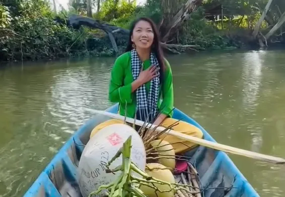 Huỳnh Như mặc áo bà ba, đóng khăn rằn, hát vè chúc Tết người hâm mộ. 