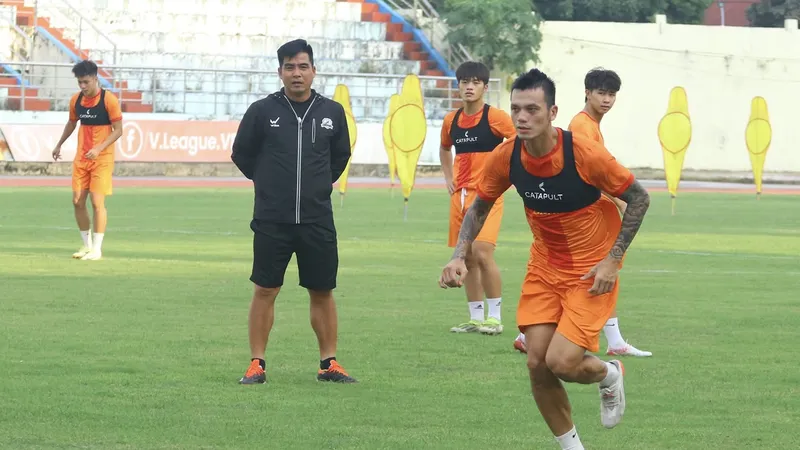 HLV Nguyễn Việt Thắng (áo đen) cùng các cầu thủ Ninh Bình có chuyến làm khách khó khăn tại Bình Phước. ẢNH: MINH ĐỨC