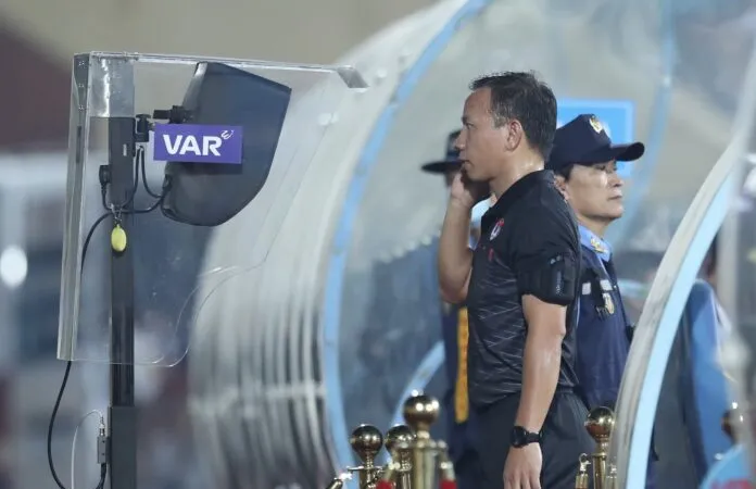 VAR lần đầu tiên xuất hiện tại Giải hạng Nhất quốc gia. 