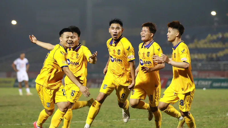 SLNA tạm thoát khỏi vị trí áp chót trên bảng xếp hạng V-League 2024-2025. ẢNH: TÂM HÀ 