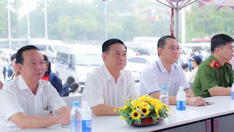 Lãnh đạo tỉnh Bình Dương đến dự Lễ khai mạc Liên hoan Võ nhạc. 