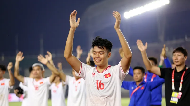 Thành Chung là trung vệ duy nhất nằm trong danh sách rút gọn ứng viên Quả bóng vàng nam Việt Nam 2024. ẢNH: ĐOÀN NHẬT