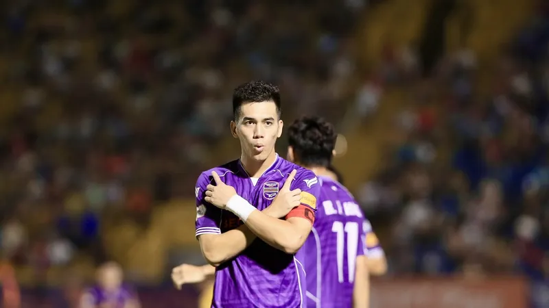 Tiến Linh đang thi đấu thăng hoa tại V-League 2024-2025. ẢNH: DŨNG PHƯƠNG 
