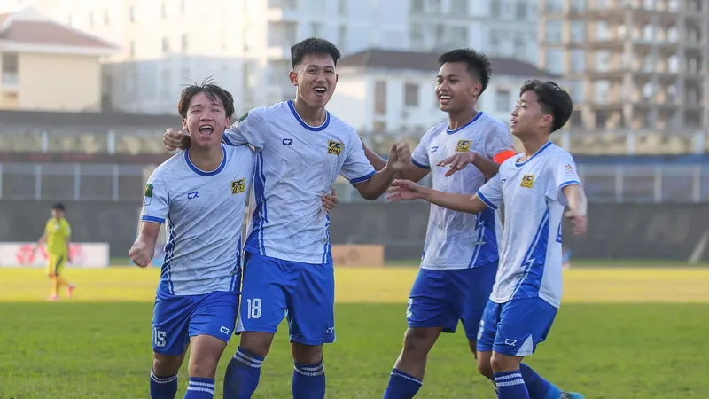 Tuyển thủ U19 Việt Nam Nguyễn Đăng Khoa (số 18) ghi bàn cho Huế. ẢNH: TÂM HÀ 
