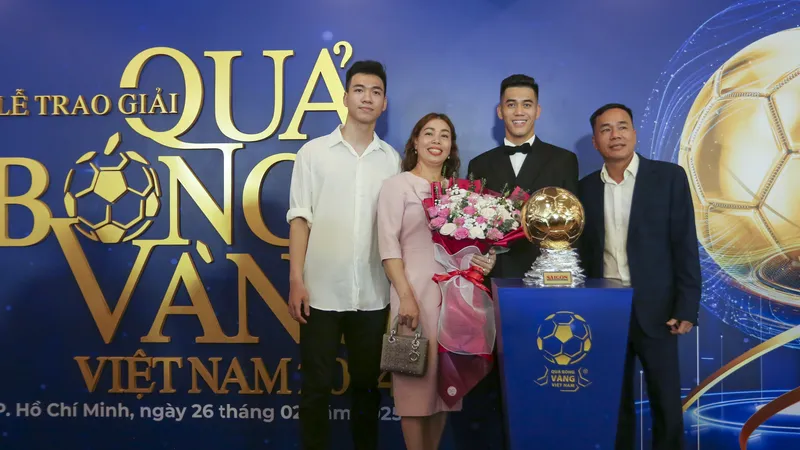 Gia đình của Tiến Linh bên cạnh danh hiệu Quả bóng vàng nam Việt Nam 2024. ẢNH: DŨNG PHƯƠNG 