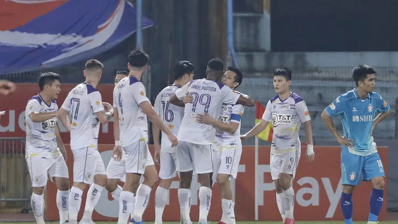 Các cầu thủ Hà Nội FC tạm vươn lên xếp vị trí thứ 2 trên bảng xếp hạng. ẢNH: MINH HOÀNG 