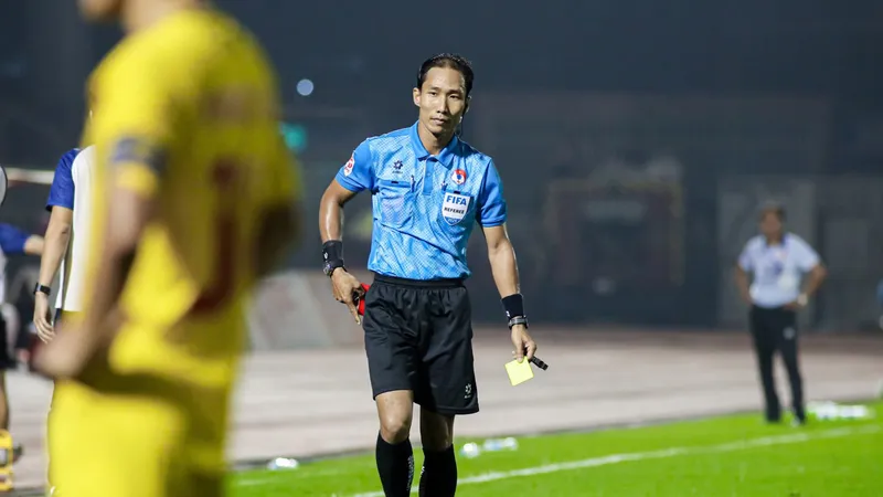 Trọng tài FIFA Lê Vũ Linh điều hành trận đấu giữa CLB TPHCM và Thanh Hóa. ẢNH: DŨNG PHƯƠNG 