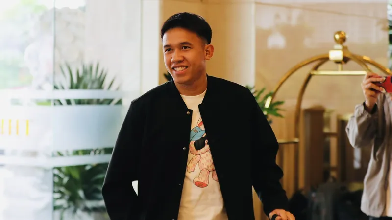 Tân binh Võ Hoàng Minh Khoa (Bình Dương) háo hức trong lần đầu hội quân cùng đội tuyển Việt Nam. ẢNH: TÂM HÀ 