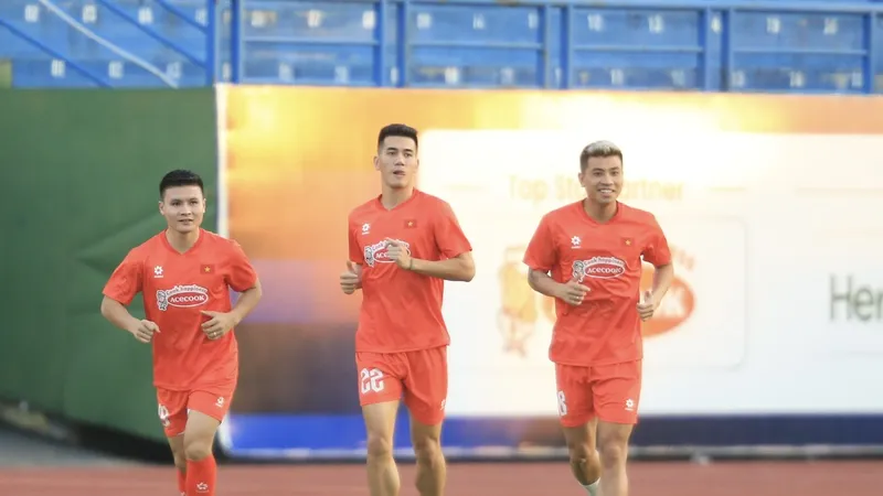 Ba tuyển thủ Nguyễn Quang Hải, Nguyễn Tiến Linh và Đinh Thanh Bình trở lại tập luyện cùng đội tuyển Việt Nam. ẢNH: DŨNG PHƯƠNG 