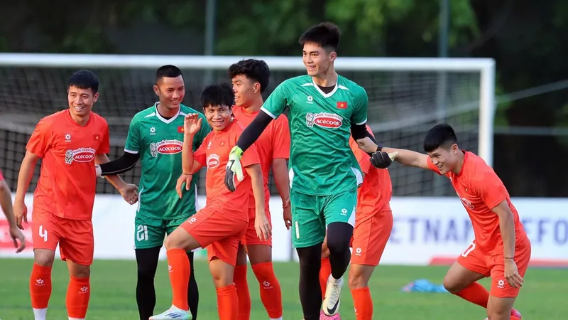 Thủ môn Trần Trung Kiên có cơ hội bắt chính tại đội tuyển Việt Nam. 