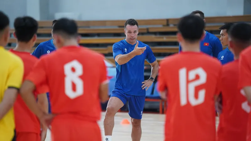 HLV Diego Giustozzi tự tin vào năng lực của các tuyển thủ futsal Việt Nam. ẢNH: TÂM HÀ 