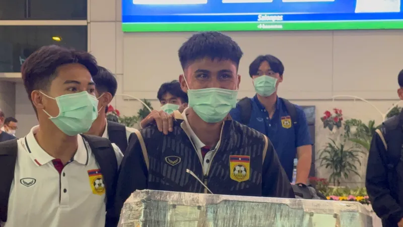 Các tuyển thủ Lào có mặt tại TP Thủ Dầu Một vào đêm khuya. ẢNH: TÂM HÀ 