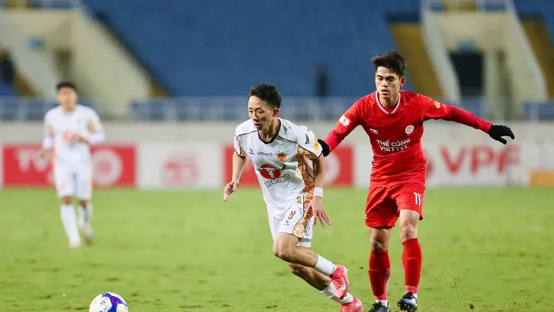 Hai tuyển thủ Khuất Văn Khang (Viettel FC) và Châu Ngọc Quang (HAGL) sẽ đối đầu nhau tại vòng tứ kết Cúp quốc gia 2024-2025. ẢNH: VPF 