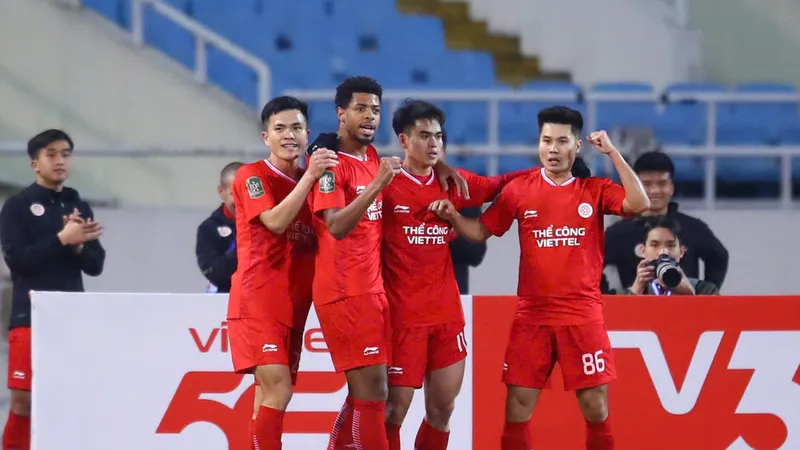 Các cầu thủ Viettel FC ăn mừng bàn thắng mở điểm của Văn Khang. ẢNH: MINH HOÀNG 