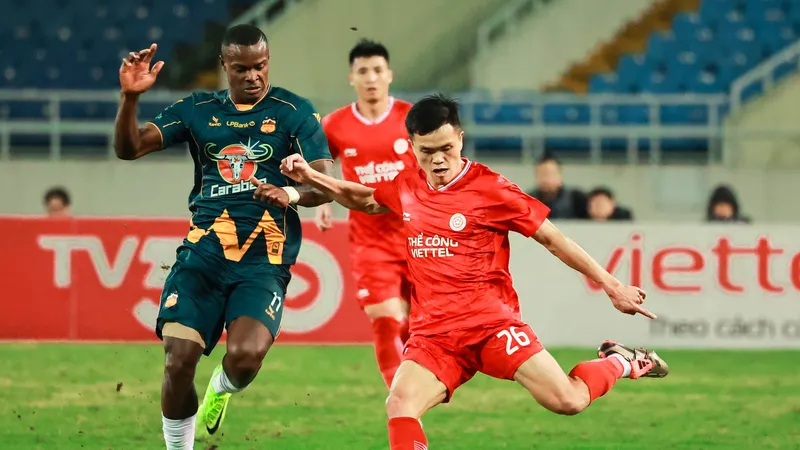 Mặt sân Mỹ Đình không tốt khi tổ chức trận đấu giữa Viettel FC và HAGL thuộc vòng tứ kết Cúp quốc gia 2024-2025