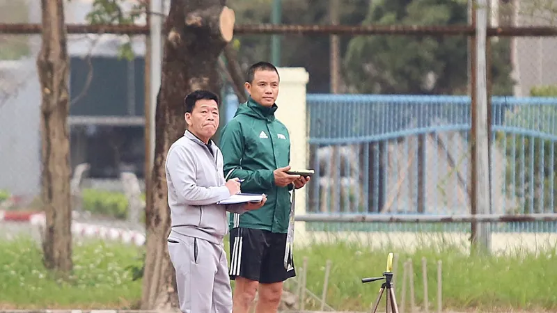 Cựu phó Ban Trọng tài VFF Võ Quang Vinh (áo xanh) bị cấm tham gia các hoạt động thuộc VFF quản lý, tổ chức trong 2 năm. 
