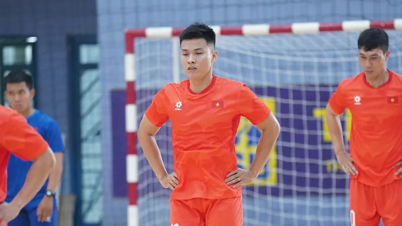 Tuyển thủ futsal Vũ Đức Tùng tái phát chấn thương dây chằng. ẢNH: TÂM HÀ 