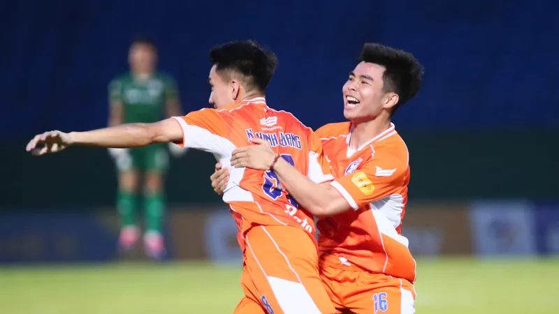 Các cầu thủ Đà Nẵng ăn mừng đầy cảm xúc khi Nguyễn Minh Quang ghi bàn thắng vào lưới của Bình Dương. 