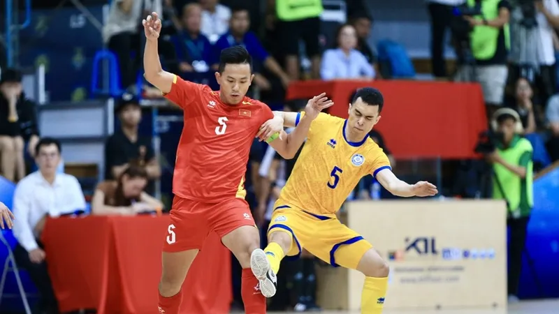 Đội tuyển futsal Việt Nam cầm hòa Kazakhstan trong thế trận bị dẫn trước 2 bàn. ẢNH: DŨNG PHƯƠNG