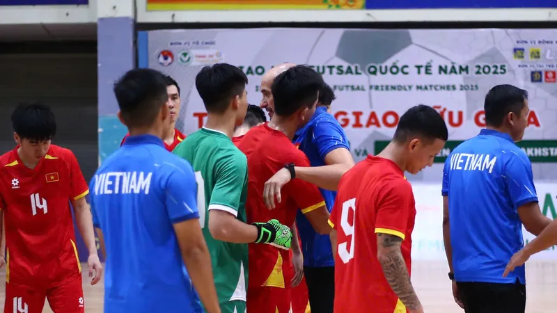 Các tuyển thủ futsal Việt Nam lần lượt nói lời chia tay HLV thủ môn Antonio Garcia. 