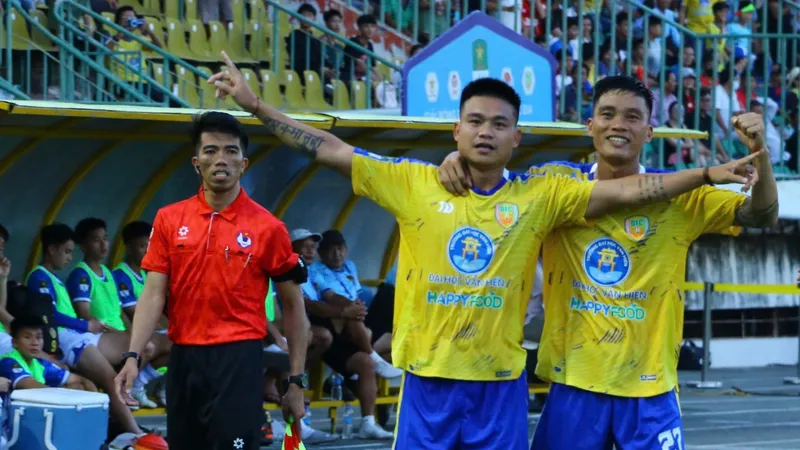 Hữu Khôi của Đồng Tháp lập hat-trick vào lưới của Huế. ẢNH: TÂM HÀ