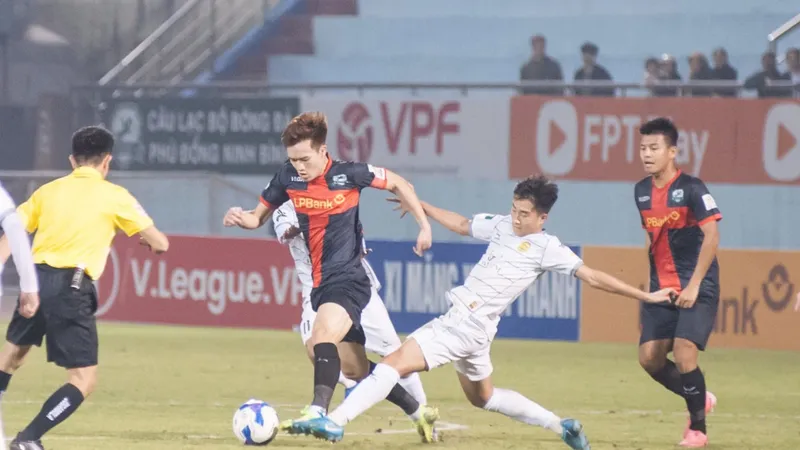 Hoàng Đức cùng các cầu thủ Ninh Bình bị Hòa Bình cắt chuỗi thắng từ đầu giải. ẢNH: VPF 