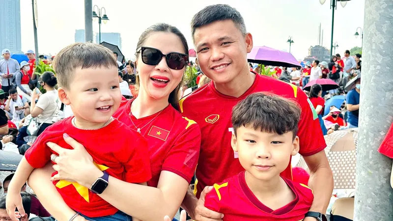 Gia đình nhỏ của HLV Khổng Đình Hùng hòa mình cùng Đại lễ ngày 30-4 lịch sử. 