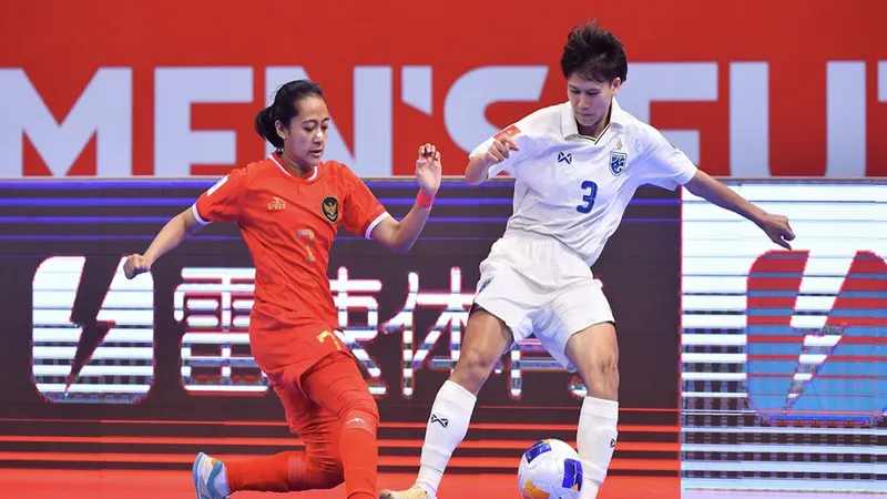 Đội tuyển futsal nữ Indonesia (áo đỏ) cầm hòa Thái Lan. ẢNH: AFC 