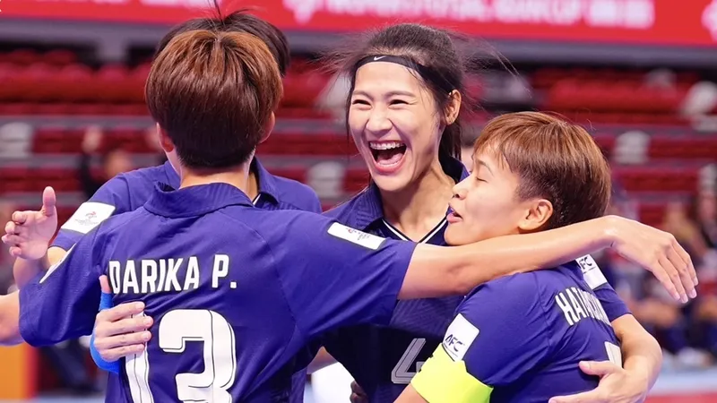 Niềm vui của các nữ tuyển thủ futsal Thái Lan khi đoạt vé vào bán kết. ẢNH: FAT 