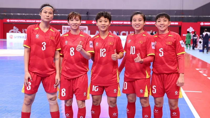 Trần Thị Thùy Trang (số 8) cùng đồng đội K'Thủa ở lại Trung Quốc. ẢNH: AFC 